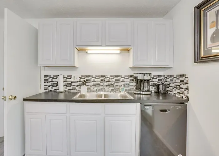 Explore Columbus! Fully Renovated W/ Yard Columbus